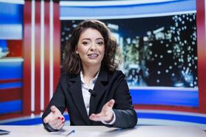 journaliste couvrant important les sujets sur vivre télévision programme, rapports rupture nouvelles et information de rédaction. médias présentateur révision titres pour intéressant du quotidien événements. photo