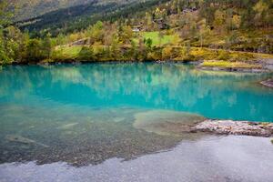 norvégien paysage dans l'automne près prêter et stryn dans Norvège,lovatnet dans octobre, lac avec turquoise l'eau entouré par montagnes photo