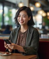 de bonne humeur Japonais femme installe Nouveau application sur mobile téléphone tandis que attend pour plat dans restaurant connecté à sans fil l'Internet a content expression gens loisir et la technologie, génératif ai photo