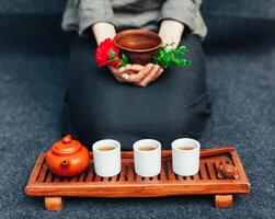 chinois thé la cérémonie asiatique en bois table planche Chaban Haut vue copie espace Matin énergie. photo