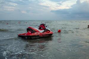 ureki, Géorgie août 2018 noir le sable plage rouge hydrocycle photo