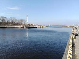 prise une promenade le long de le Port et jetée dans Kołobrzeg, Pologne, des offres une délicieux expérience avec pittoresque vues de le baltique mer et le animé maritime activité. photo