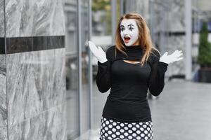 le fille avec maquillage de le mime. improvisation. photo