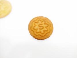 blé des biscuits des biscuits - une empiler de délicieux blé rond des biscuits avec une peu les miettes isolé sur blanc photo