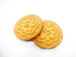 blé des biscuits des biscuits - une empiler de délicieux blé rond des biscuits avec une peu les miettes isolé sur blanc photo