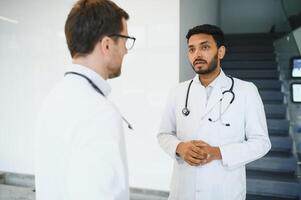 un Indien médecin avec une européen médecin collègue. multiracial équipe concept photo