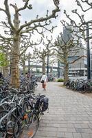 Gand, Belgique, mai 5, 2022, virginie amoureux bâtiment, flamand communauté centre, parking lot avec Vélos dans ville photo