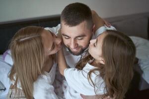 Parents jouer avec leur fille photo