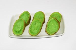 bolu kojo ou kemojo est une typique casse-croûte de Sud Sumatra. d'habitude cette gâteau est servi à traditionnel événements, rupture le rapide, ou vacances tel comme aïd. dans général, cette gâteau est vert photo