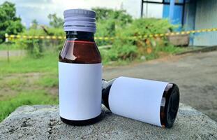 médicament bouteille marron Couleur avec une Vide étiquette pour maquette ou présentation maquette collection photo