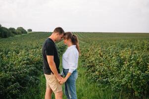 aimant gars et fille en marchant dans nature.concept de l'amour récit amateurs de plein air en marchant dans printemps parc.élégant couple dans l'amour étreindre sur une marcher dans printemps. photo