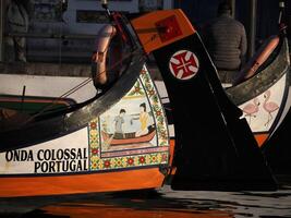 Aveiro moliceiro bateau gondole détail traditionnel bateaux sur le canal, le Portugal. photo