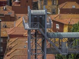 ancien ascenseur dans porto vieux ville rue vue bâtiment, le Portugal photo