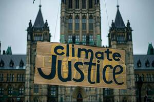 climat Justice texte sur une bannière à l'extérieur le parlement photo