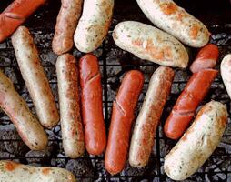 variété saucisses et saucisses grillé sur barbecue gril photo