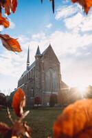 monastère dans le béguinage zone de Gand, Belgique. historique oublié partie de le ville. une église à honneur le seigneur. lever du soleil photo