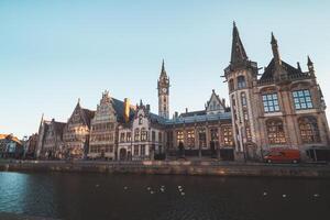 Gand front de mer appelé le graslei et le charmant historique Maisons à lever du soleil. le centre de le Belge ville. Flandre photo