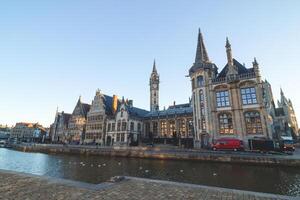 Gand promenade appelé le graslei et le charmant historique Maisons à lever du soleil. le centre de le Belge ville. Flandre photo
