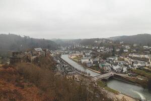 vue de le célèbre ville de bouillon dans le cœur de le valle de la semois nationale parc dans le wallon région, Belgique photo