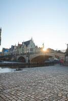 Gand promenade appelé le graslei et le charmant historique Maisons à lever du soleil. le centre de le Belge ville. Flandre photo