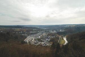 ville de bouillon à aube. le rivière la semois alentours le Capitale dans la valle de la semois nationale parc. explorant Belgique photo