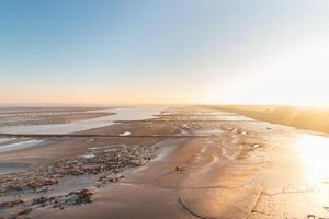 Nouveau fertile terre et logement pour Nouveau néerlandais résidents sur plat van walsoorden dans le du sud Région de le Pays-Bas. lever du soleil illumine le séchage zones photo