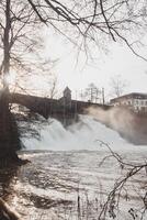 magnifique spectaculaire cascade kleine vallée d'eau van roucouler pendant lever du soleil dans wallonie Région dans Belgique pendant lever du soleil photo