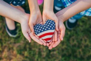 les enfants en portant américain drapeau cœur dans mains sur herbe, content geste photo