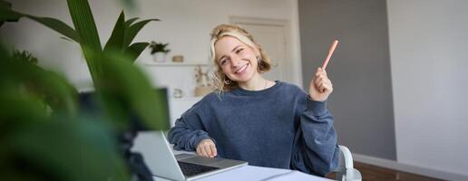 portrait de Jeune souriant femme, étudiant parlant à prof en ligne via discuter, Faire cours, assiste éloigné cours dans l'Internet, fabrication Remarques photo