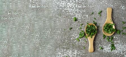 sec persil pimenter dans en bois cuillère. fait maison herbes et épices pour cuisson. Frais séché aromatique Naturel nourriture ingrédients. copie espace photo