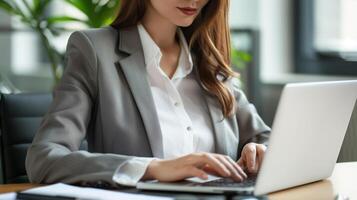 affaires femme dactylographie sur sa portable dans le Bureau photo