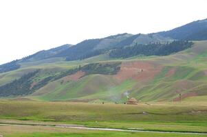 le kazakh habitation dans le montagnes yourte photo