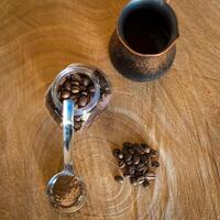 café des haricots sur une en bois table photo