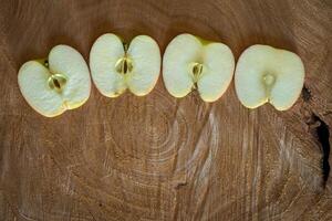 Frais rouge pommes sur une en bois Contexte photo