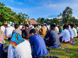 padang pariaman, Indonésie - avril dix, 2024. les musulmans effectuer eid al-fitr prières dans le champ dans Kayutanam, padang pariaman régence photo