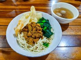 poulet nouille boulette de viande ou mie ayam bakso. populaire rue nourriture dans Indonésie photo