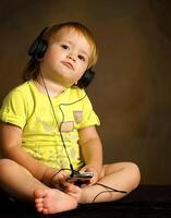 petit fille écoute à le la musique photo