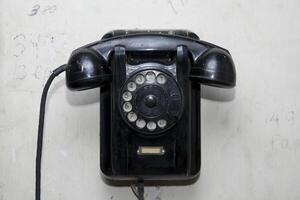 vieux téléphone sur une sale Contexte photo