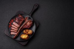 délicieux juteux du boeuf tbone steak avec sel, épices et herbes photo