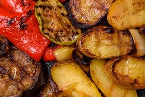 délicieux juteux grillé des légumes patates, tomates, poivrons, aubergine photo