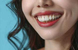 proche en haut de parfait blanc les dents sourire sur femme visage avec bleu Contexte photo