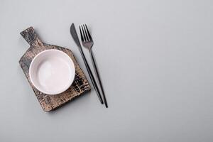 un vide assiette sur une gris béton Contexte avec copie espace photo