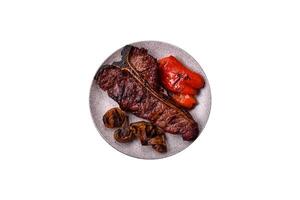 délicieux juteux du boeuf tbone steak avec sel, épices et herbes photo