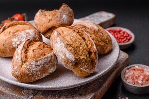 Frais cuit pain petits pains avec sel, épices, des graines et céréales photo