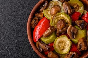 délicieux Frais grillé des légumes courgette, cloche poivrons, champignons et oignons photo