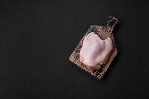 Frais brut poulet les cuisses avec sel et épices photo