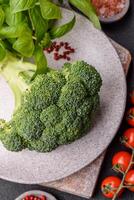 Frais brut vert brocoli dans le forme de une branche comme un ingrédient pour cuisine nourriture à Accueil photo
