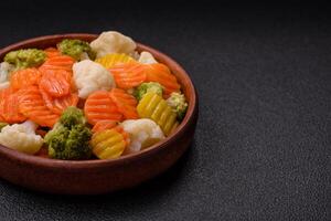 délicieux Frais des légumes brocoli, chou-fleur, carottes à la vapeur avec sel photo