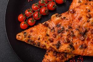 tranches de délicieux rue Pizza avec saucisse, champignons, tomates et fromage photo