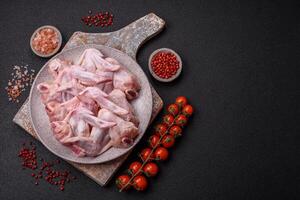 Frais poulet ailes avec sel, épices et herbes photo